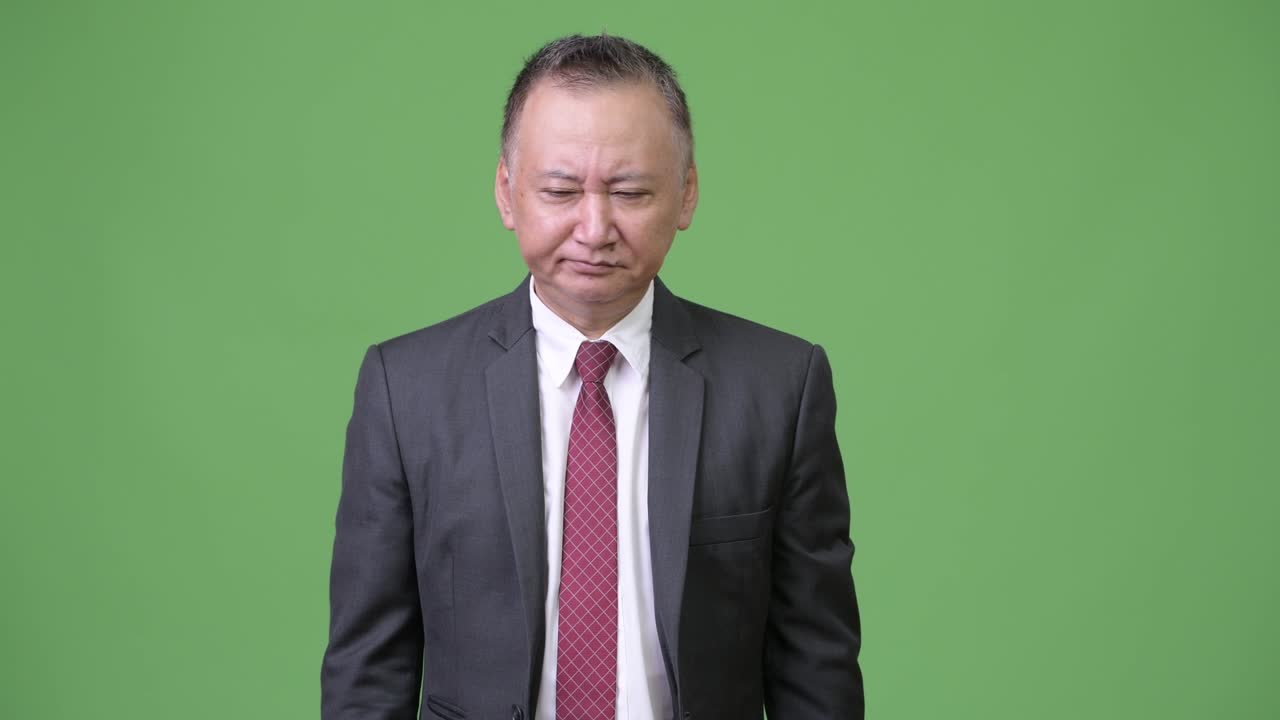 성숙한 일본인 사업가, 고개를 끄덕이는