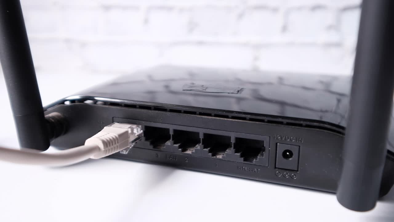 enrutador inalámbrico negro con cable ethernet
