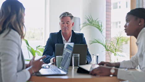 ceo, ejecutivo y hombre de negocios en una reunión