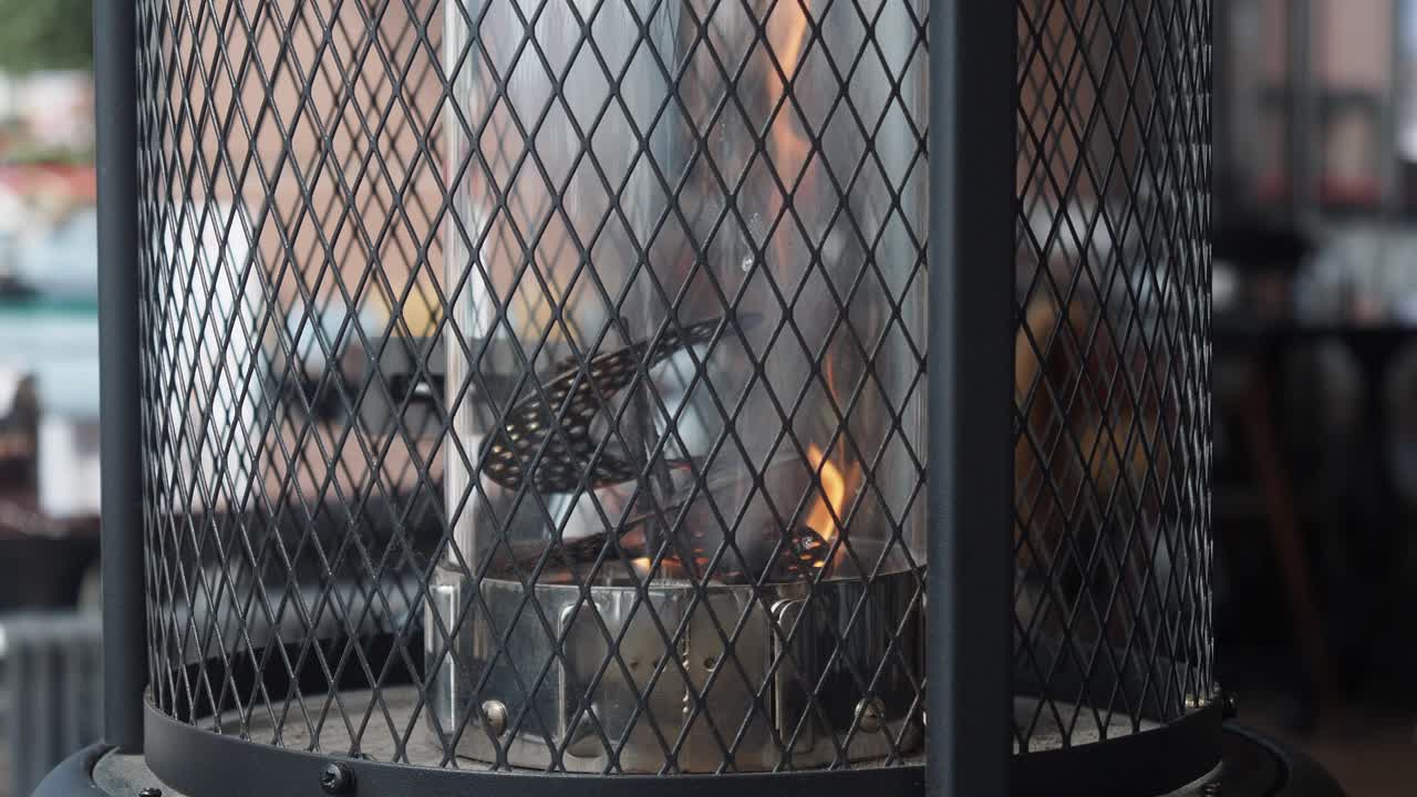 燃える炎のある屋外パティオヒーター。