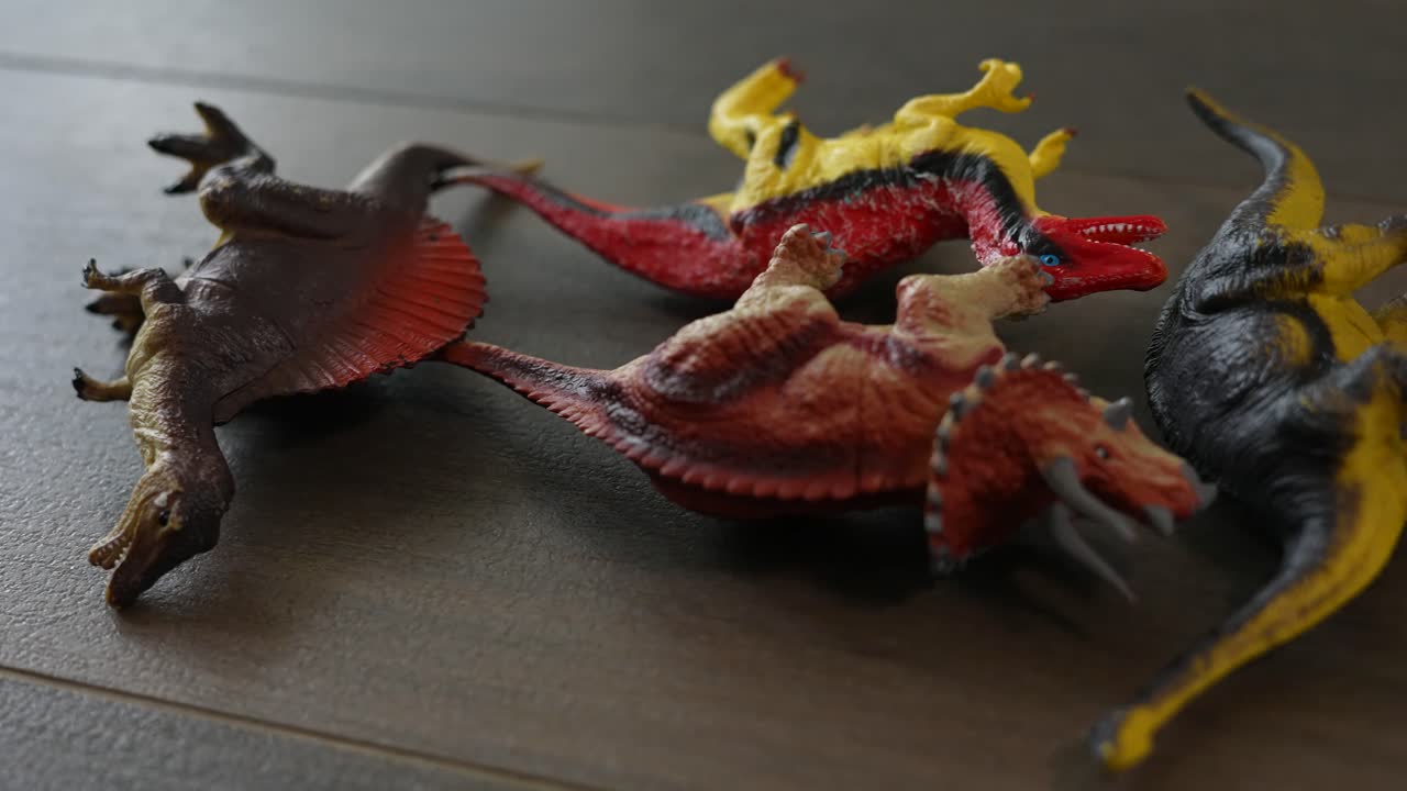 지상에 있는 아이들을 위한 플라스틱 공룡 장난감