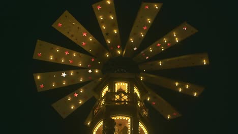 Großer-Leuchtender-Krippen-Weihnachtsturm-Der-Weihnachtskrippe-Am-Saint-Louis-Platz-In-Metz,-Frankreich