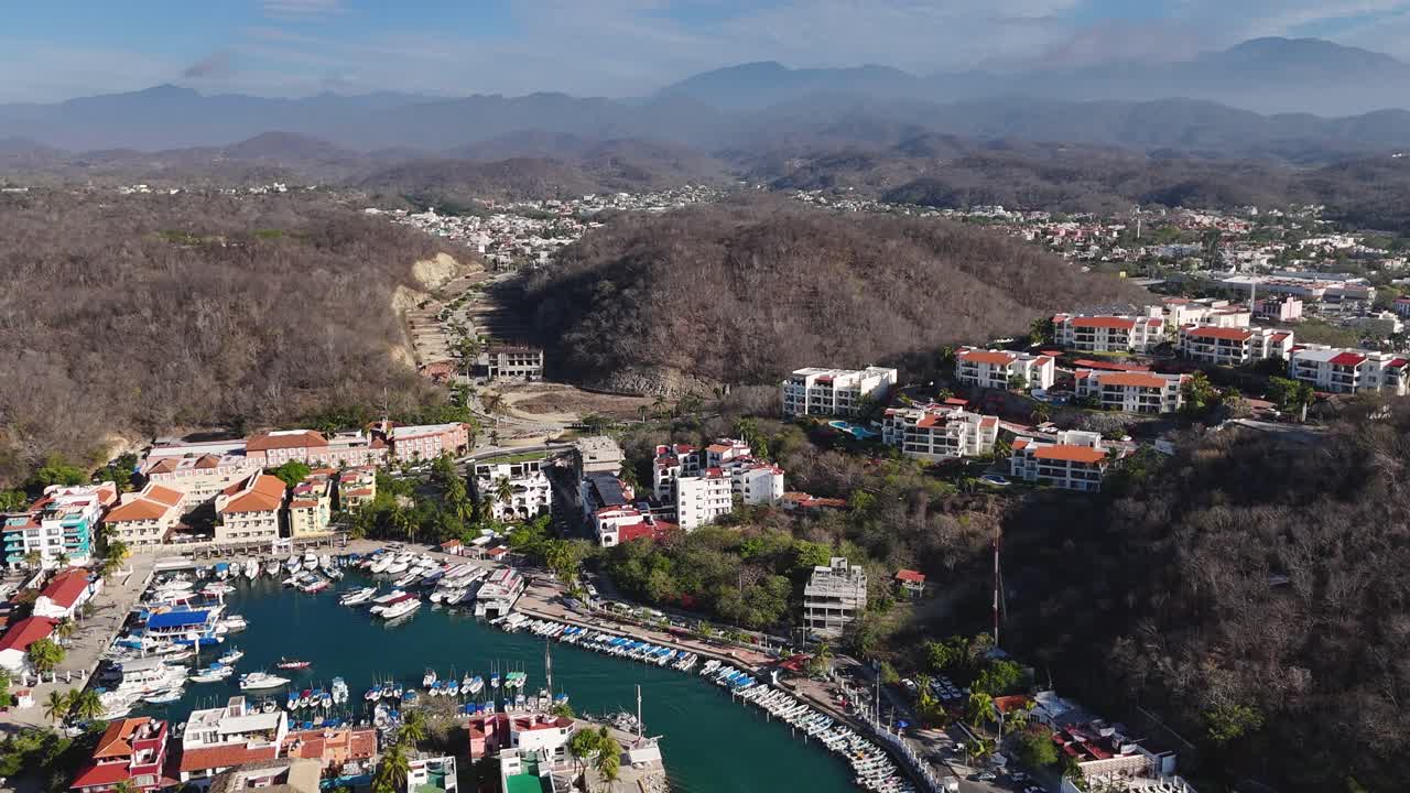 vista a ojo de avión no tripulado de la ciudad de huatulco, oaxaca, méxico