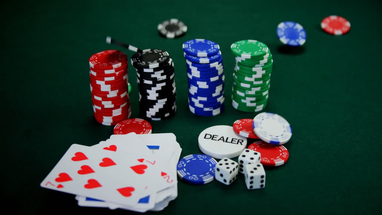 cartas, dados y fichas de casino jugando en la mesa de póquer 4k