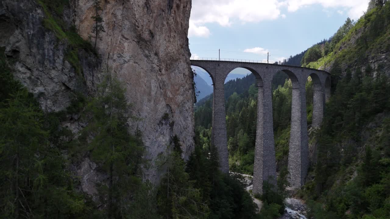 알프스 산맥에 있는 그라우부덴 주에 있는 유명한 랜드와서 다이아듀트 (landwasser viaduct) 의 드론 촬영.