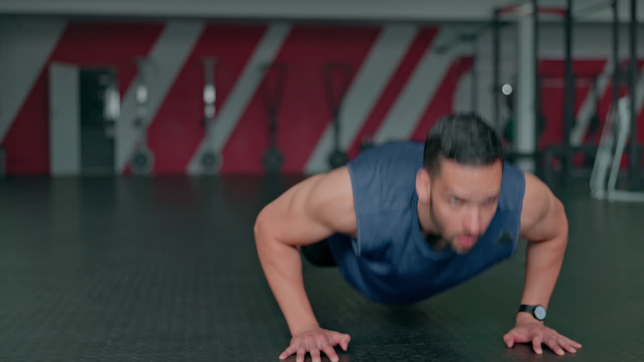 fitness, energía y hombre haciendo flexiones en el gimnasio