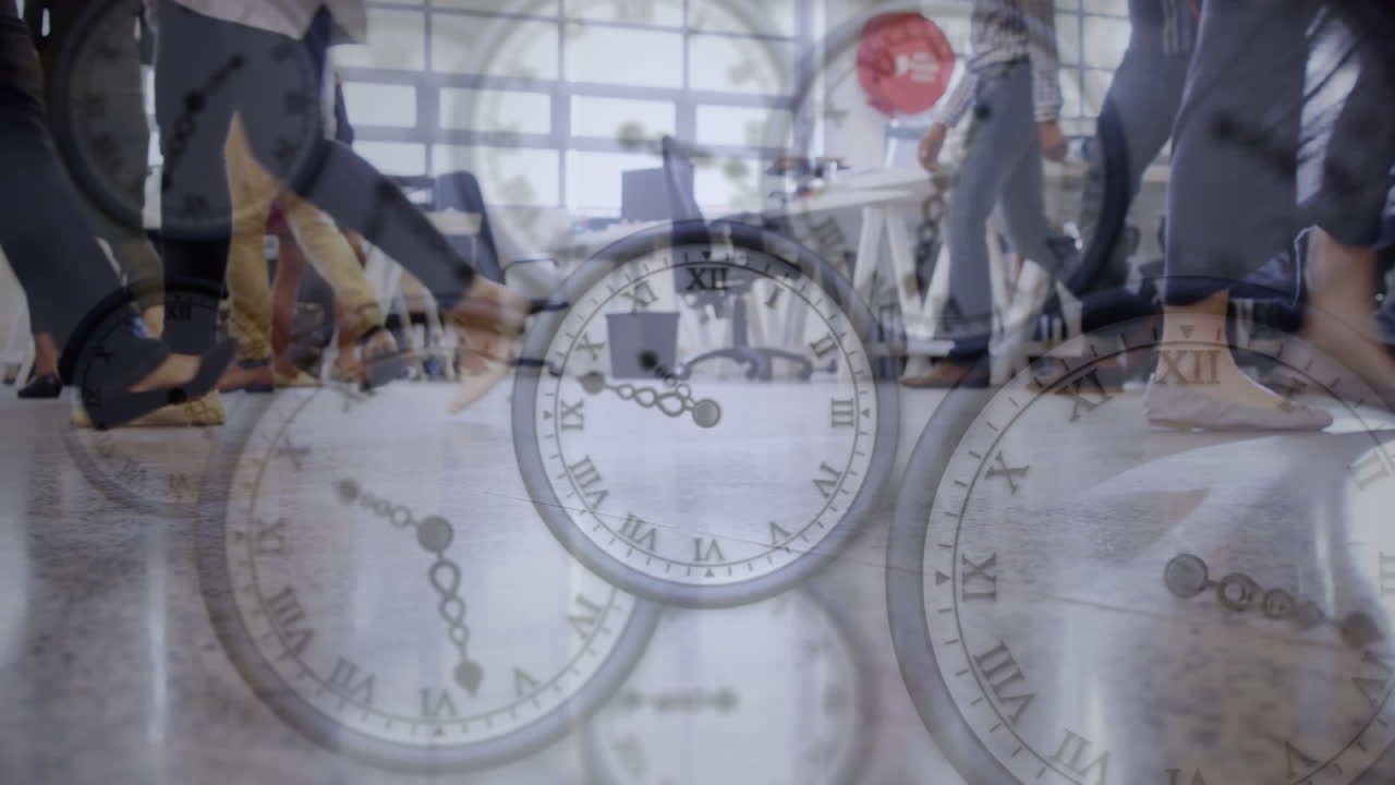 animación de múltiples relojes de tic-tac contra la sección baja de los hombres de negocios que caminan en la oficina
