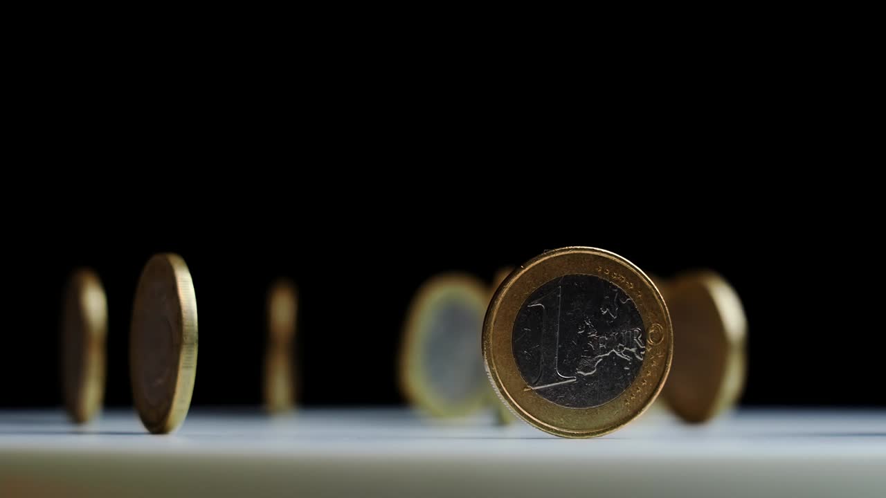 movimiento alrededor de las monedas de euro de plata y oro en una mesa blanca