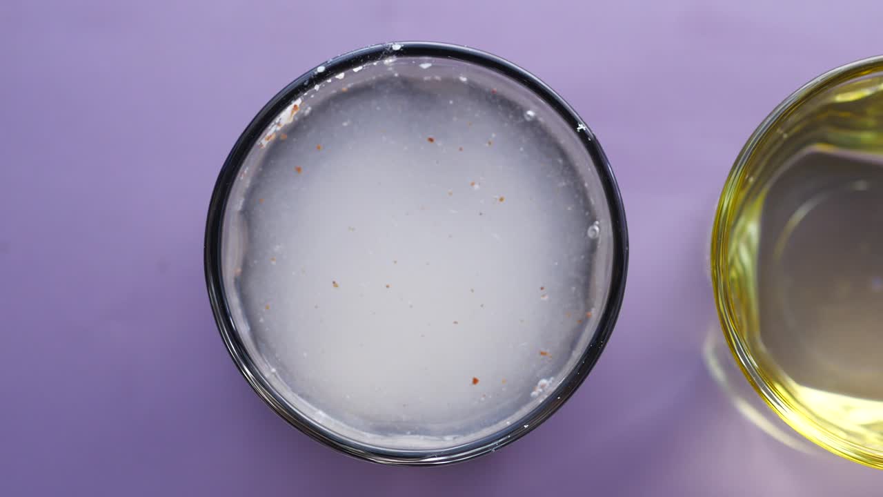 comparando el comedor sucio y limpio sobre fondo negro