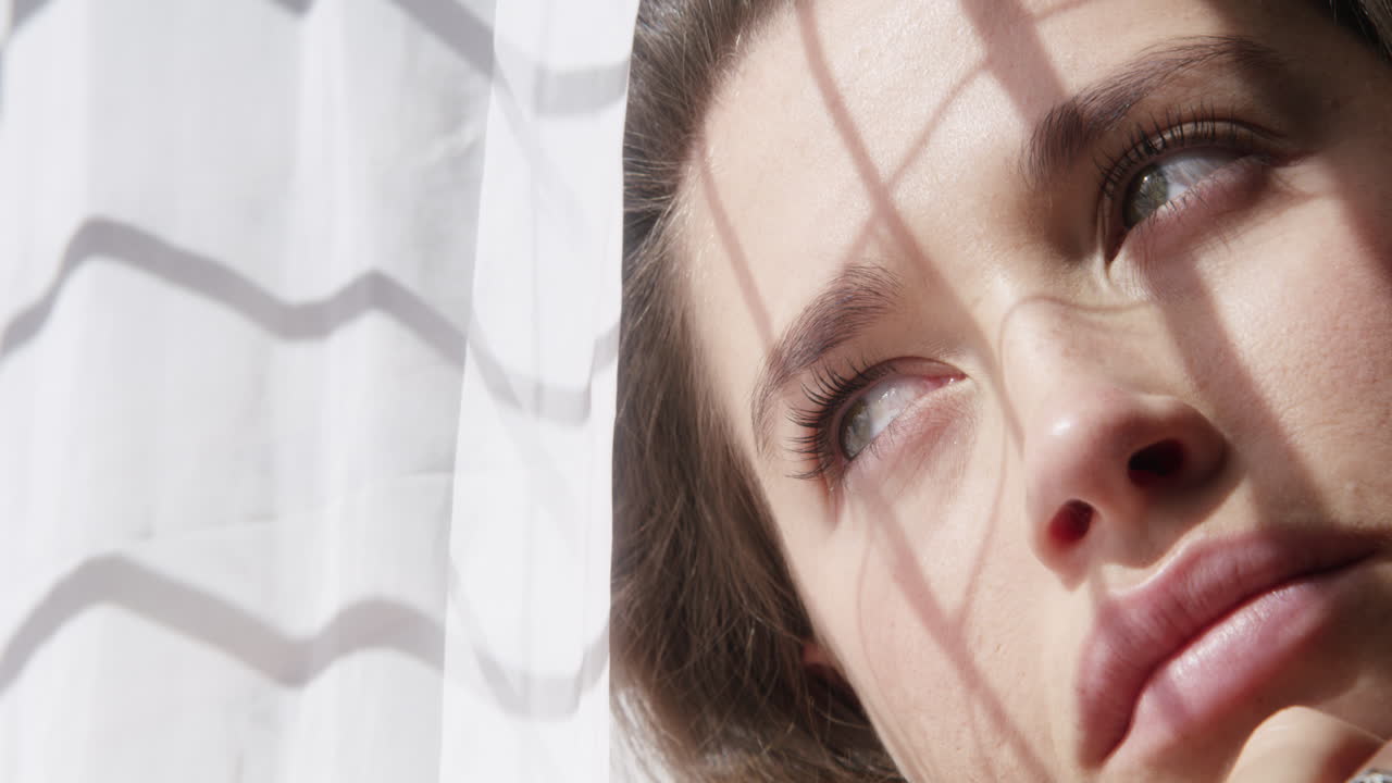 창밖을 바라보는 여자