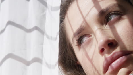 una mujer mirando por la ventana.