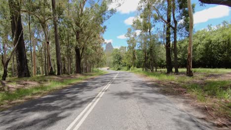 punto de vista de conducción mirando hacia atrás de una carretera rural desierta de queensland con invernadero mt coonowrin - ideal para el reemplazo de la pantalla verde de la escena interior del automóvil