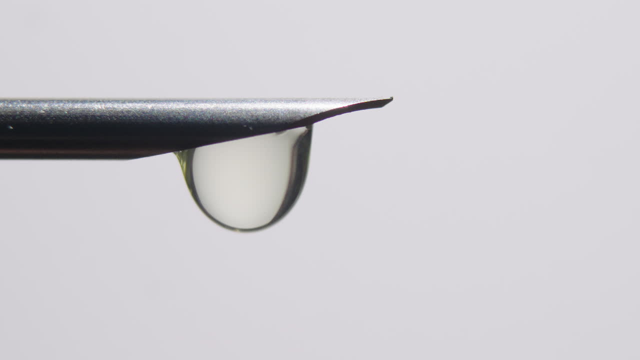 마크로 클로즈업으로 하이포더미스 바늘 끝을 흘리는 모습