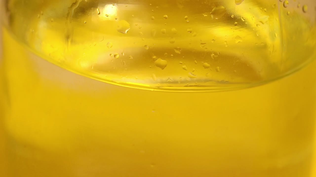 병 안의 물 물결의 느린 동작 영상