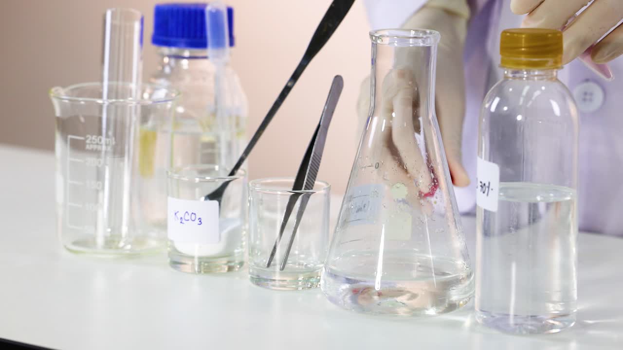 용액의 색이 변하는 것을 보여주는 화학 반응