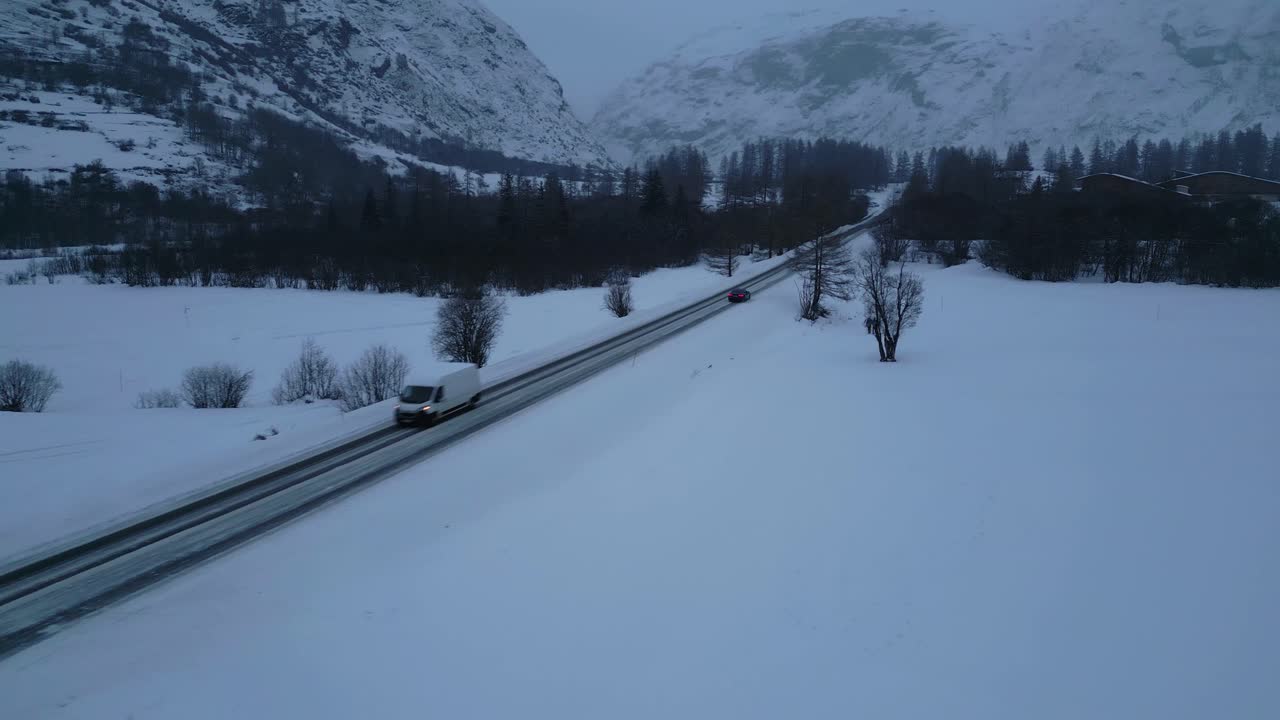 긴 도로변에 있는 차