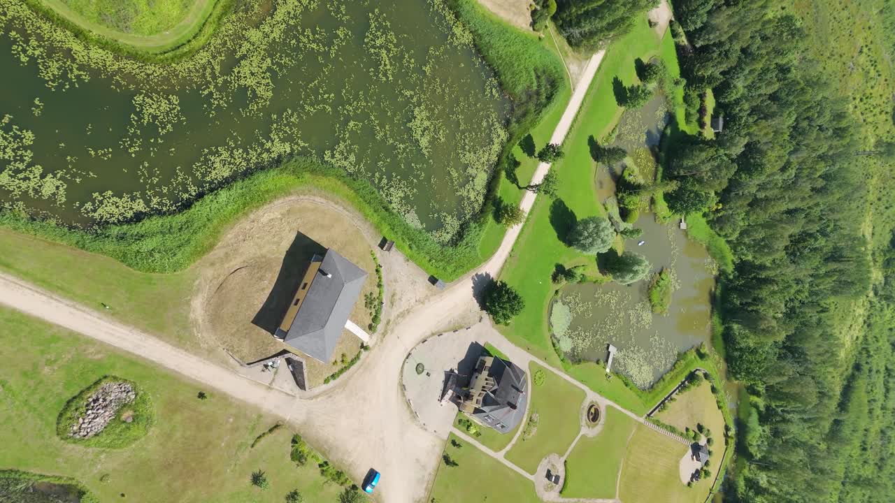 인위적으로 만들어진 섬, 연못 및 언덕과 함께 숲 한가운데에 있는 라트비아의 자연 지역