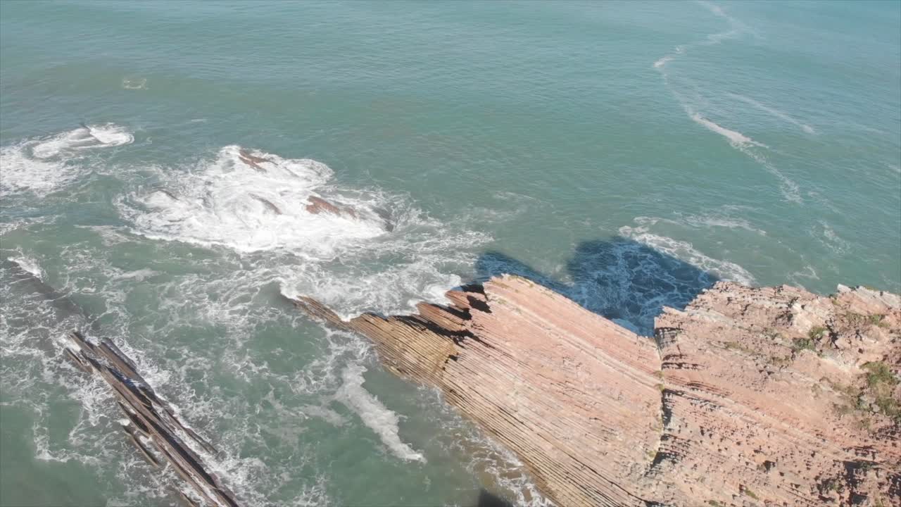 toma aérea de drones del flysch de zumaia en un día soleado