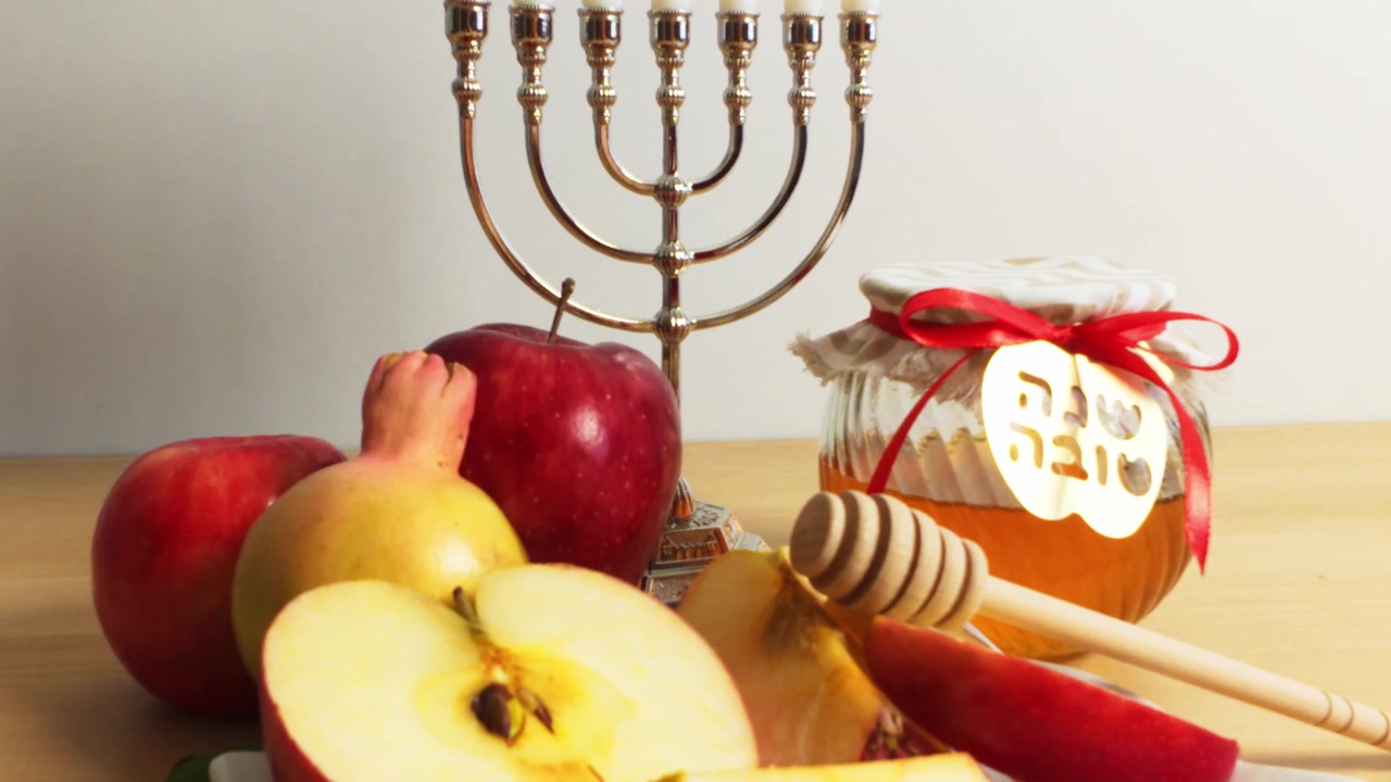 Rosh hashanah traditional food and symbols