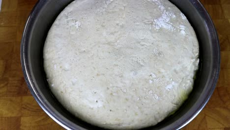 檢查麵包麵粉的升高