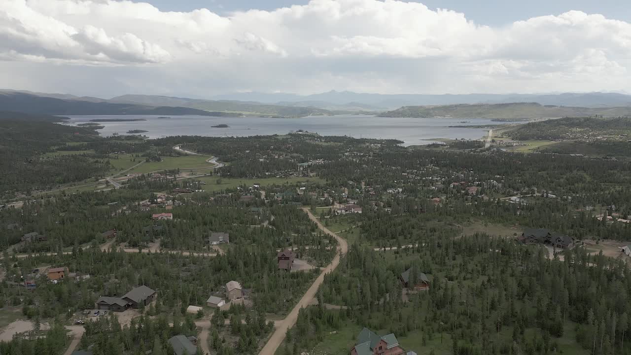 воздушные полеты над высококлассными загородными домами к озеру гранби