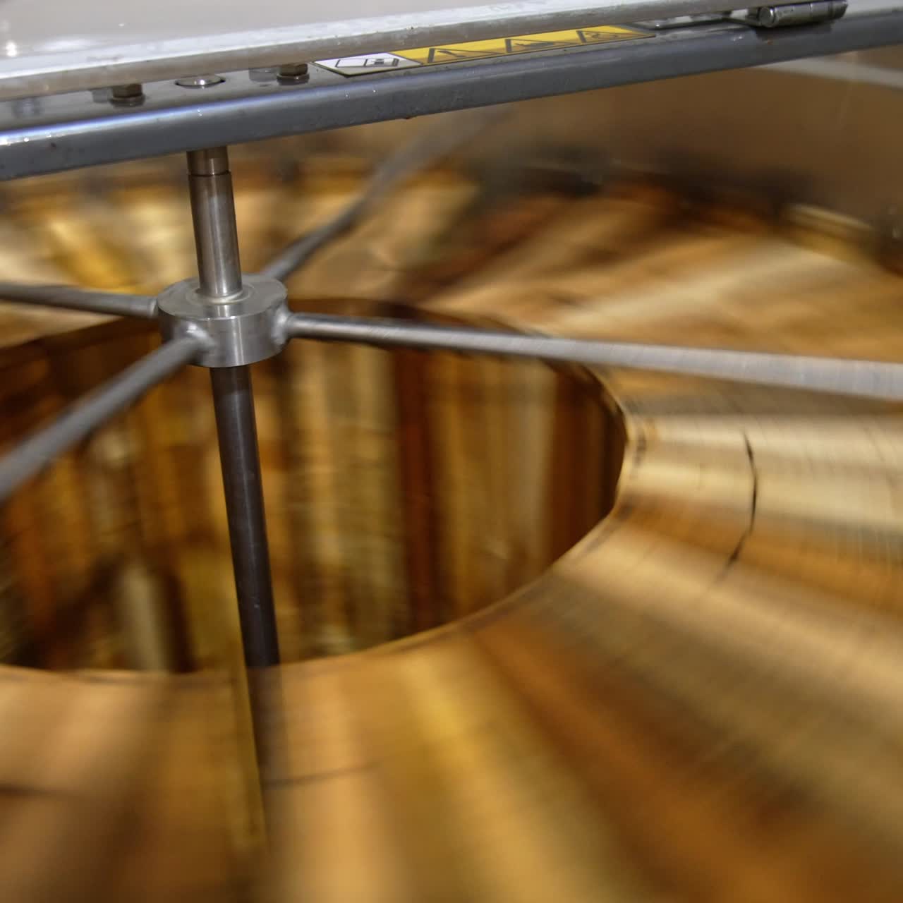 Rotazione rapida dei telai di legno per il miele nella centrifuga. Attrezzatura elettrica per la raccolta del miele in apiario