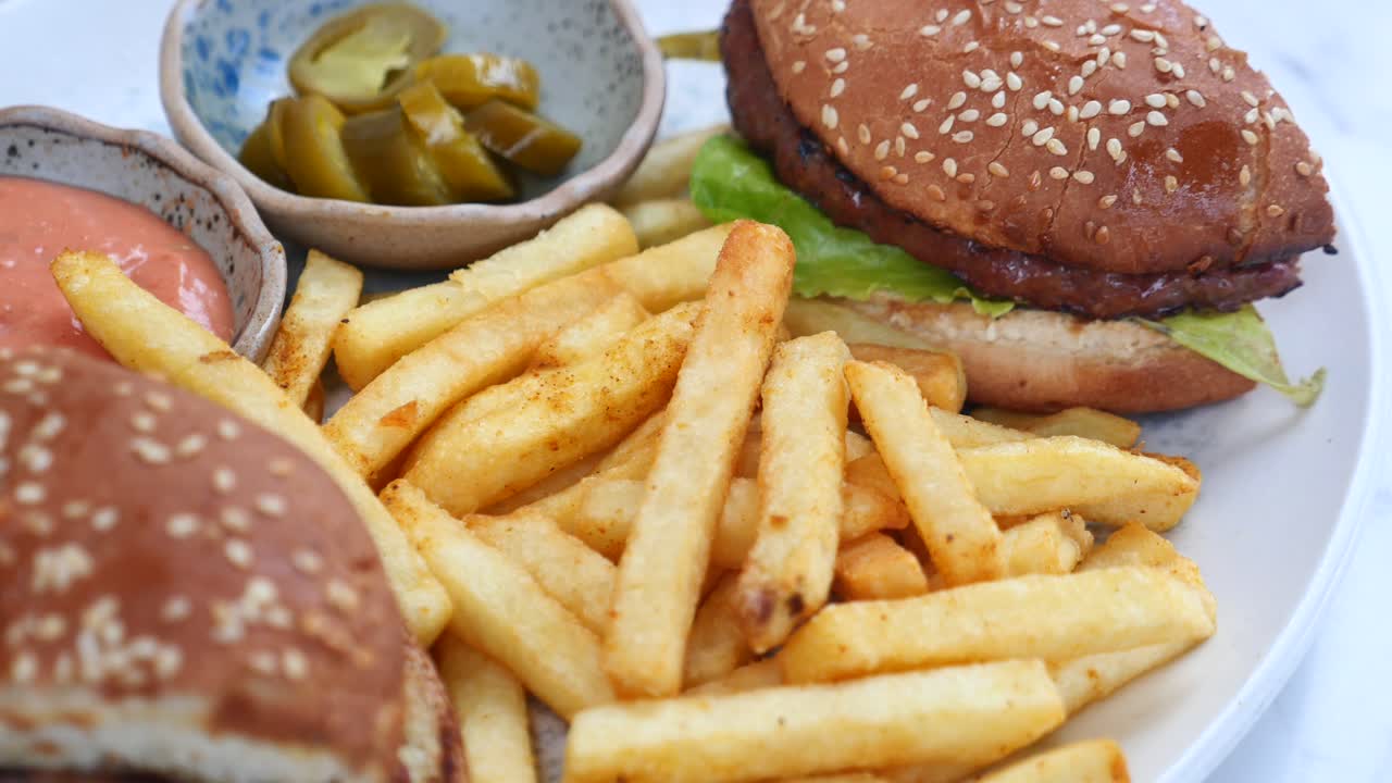 Hamburguesa y papas fritas.
