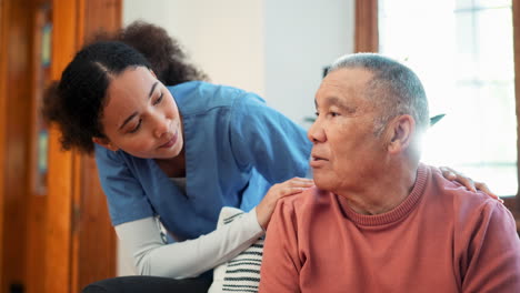 mujer, enfermera y escucha en el cuidado de ancianos