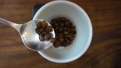 Zeitlupenaufnahme-Des-Balancierens-Und-Wiegens-Von-Kaffee