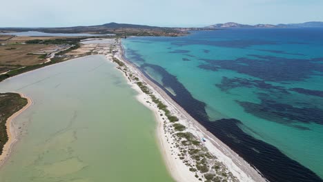 Big-Salt-Lake-Y-Bagno-Sardigna-Beach-En-Stintino,-Cerdeña,-Italia---Antena-4k