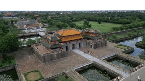 Toma-Aérea-De-La-Ciudad-Imperial-En-Hué,-Vietnam-Durante-Dalylish