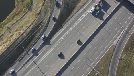 Autobahnkreuzungsverbindung-An-Einer-Drohne-Aus-Der-Vogelperspektive-Auf-Den-Stetigen-Verkehr-Von-Autos-Und-Einen-Generischen-Doppelöltanker-Auf-Dem-Weg-Zum-Import-Export-Einer-Kommerziellen-Lieferung-An-Einem-Sonnigen-Sommertag