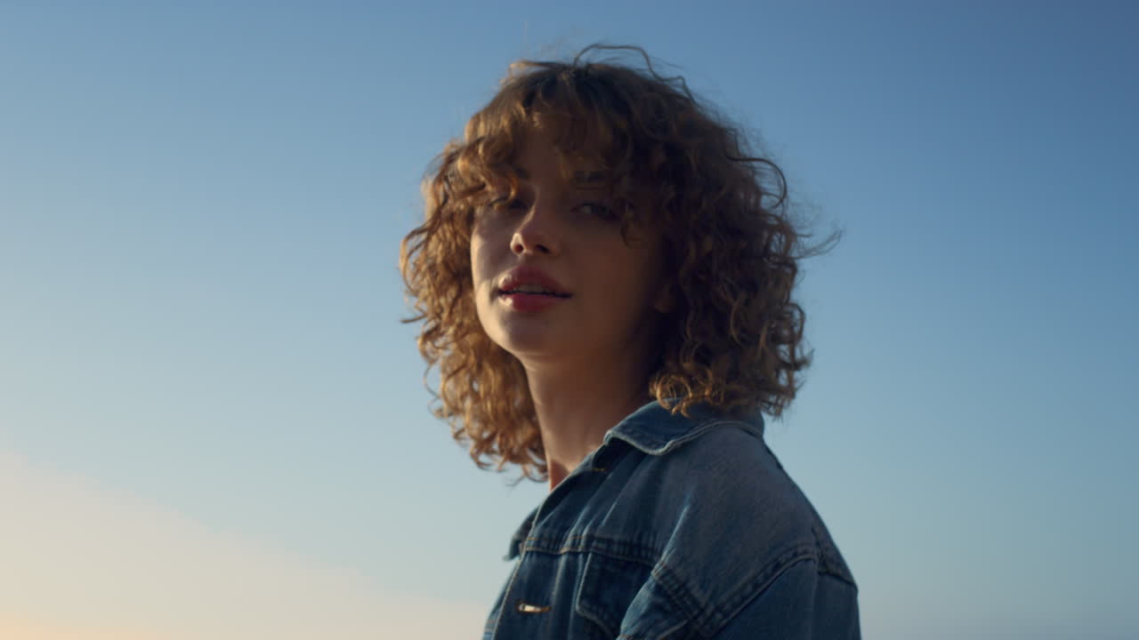 retrato de una mujer alegre posando en la playa. niña elegante caminando a lo largo de la costa