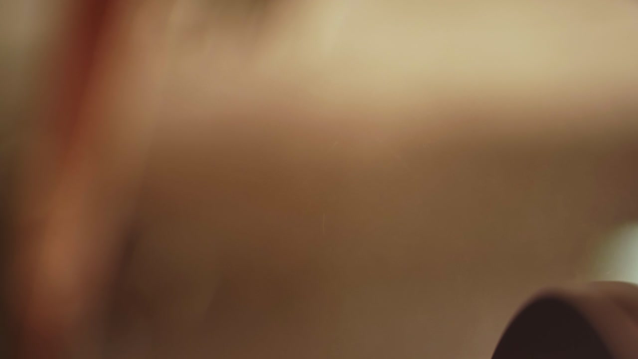 foto macro de papel de lija abrasivo girando sobre una lijadora eléctrica, máquina de carpintería