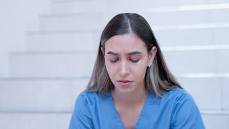 atención médica, mujer y médico con estrés