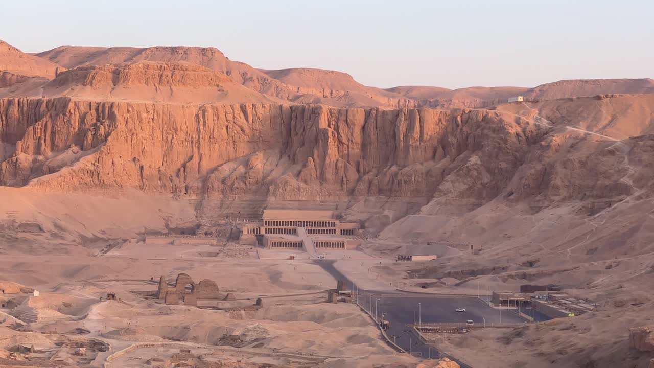 volar sobre luxor, el valle de los reyes en egipto en un globo de aire caliente al amanecer con vistas a sitios históricos
