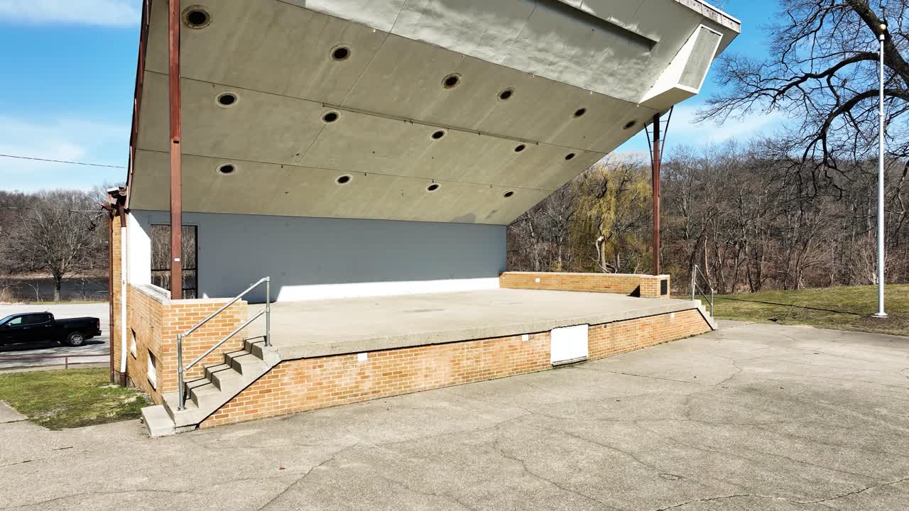 movimiento del camión hacia la izquierda en el pabellón