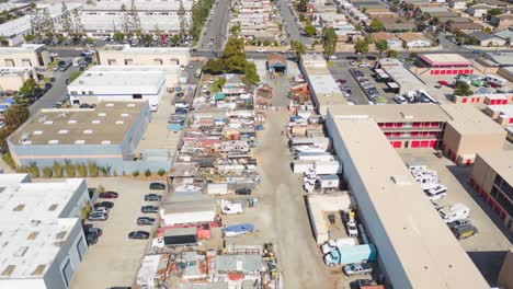 Luftaufnahmen-Von-Menschen-Im-Recyclingzentrum-Und-Auf-Dem-Schrottplatz,-Die-Abfall-Reduzieren,-Materialien-Wiederverwenden-Und-Gegenstände-Recyceln,-Um-Eine-Nachhaltigere-Zukunft-Zu-Schaffen