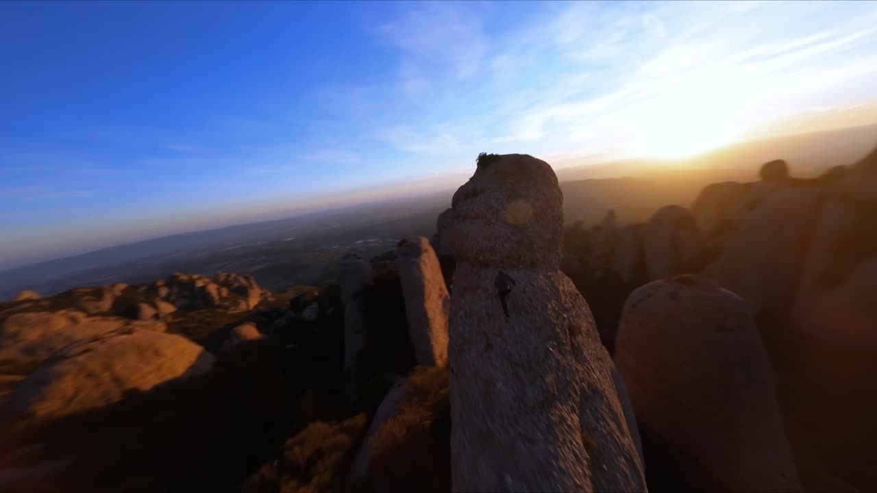 fpv antena de un excursionista corriendo por una cresta al atardecer en la cordillera de montserrat, cataluña, españa