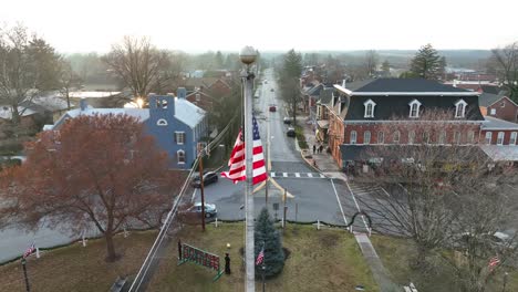 Schwenkende-Amerikanische-Flagge-In-Der-Mitte-Des-Kreisverkehrs-In-Einer-Kleinen-Amerikanischen-Gemeinde