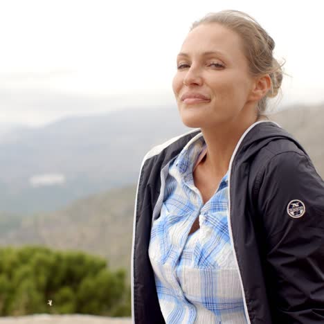 retrato de mujer rubia que disfruta de la montaña