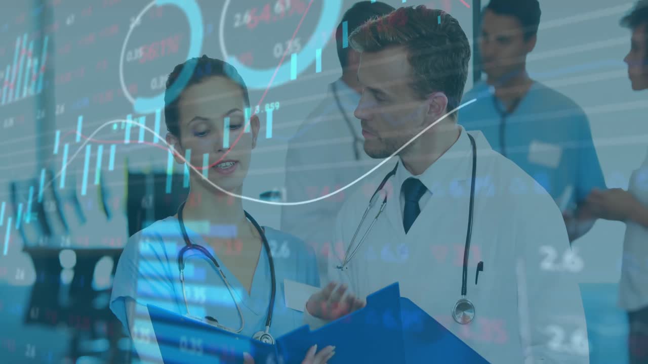 animación de múltiples gráficos moviéndose sobre diversos médicos sonrientes analizando los informes en el hospital.