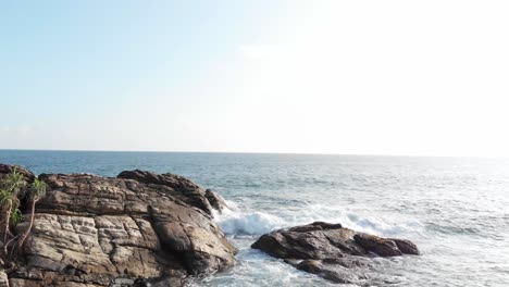 Drone-Volando-Bajo-Sobre-El-Agua-Y-Las-Rocas-En-La-Playa-De-Hiriketiya-En-Sri-Lanka