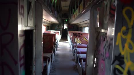 antiguo tren de cercanías abandonado