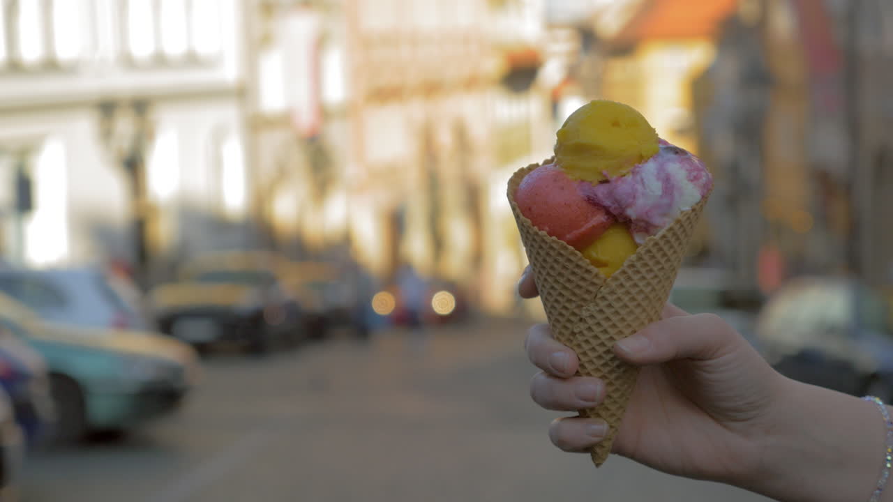 Gelato in cono di cialda su sfondo stradale