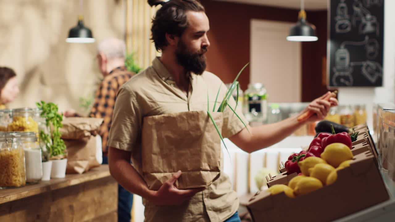 el hombre se siente bienaventurado oliendo verduras biológicas