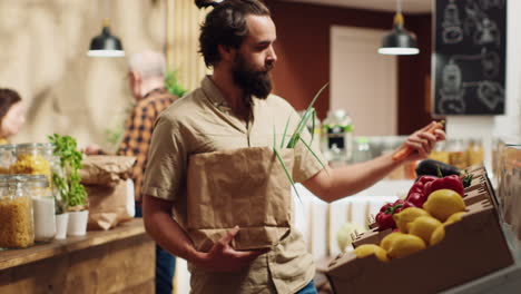 Hombre-Sintiendo-Felicidad-Oliendo-Bio-Verduras