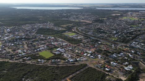 Luftpanorama-Der-Stadt-Esperance-In-Australien-Mit-Vorortvierteln-In-Der-Nähe-Von-Wäldern