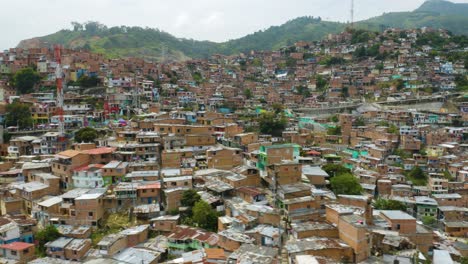 establecimiento de drone shot de la comuna 13, medellin, colombia