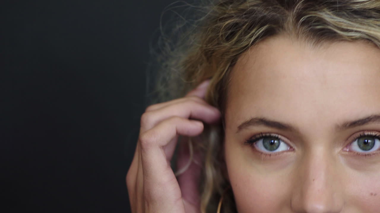 retrato de cerca hermosa joven mujer rubia sonriendo satisfacción feliz corriendo mano a través del cabello mirando el espacio de copia de la cámara